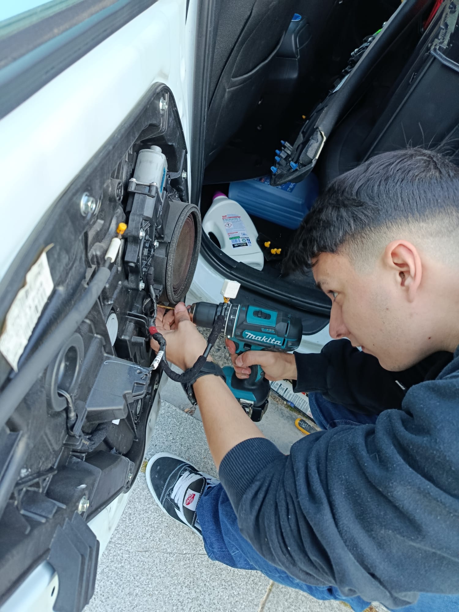 Técnico BORASO reparando vehículo con taladro Makita