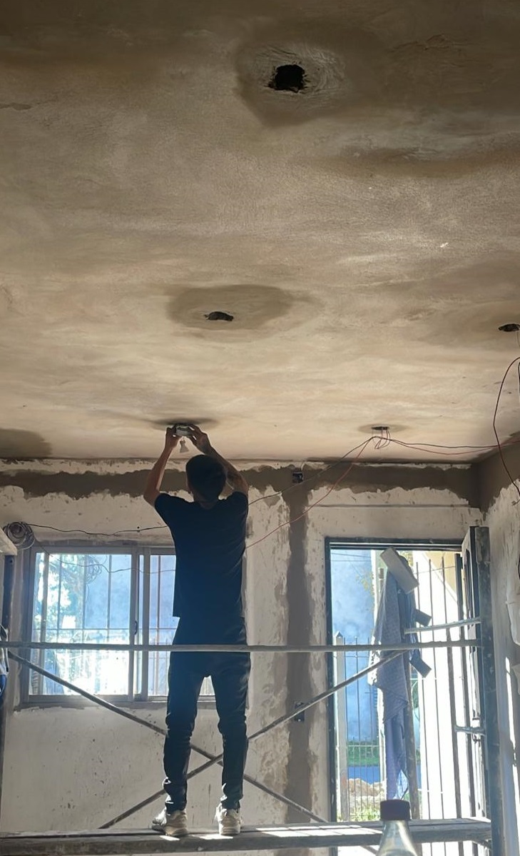 Operario BORASO en instalación de techo, trabajando sobre andamio